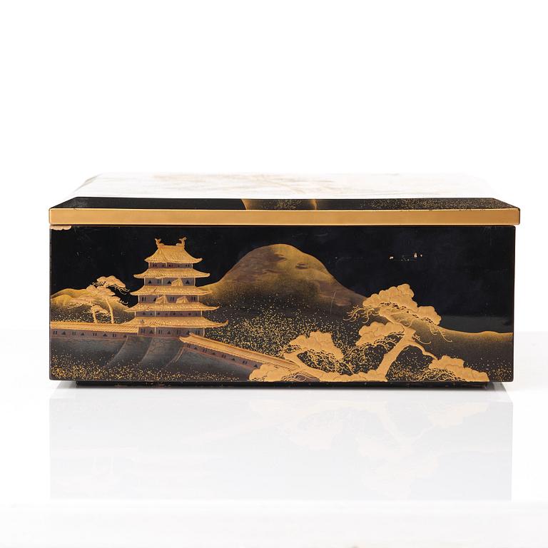 A Japanese lacquered box with cover, Meiji period (1868-1912).