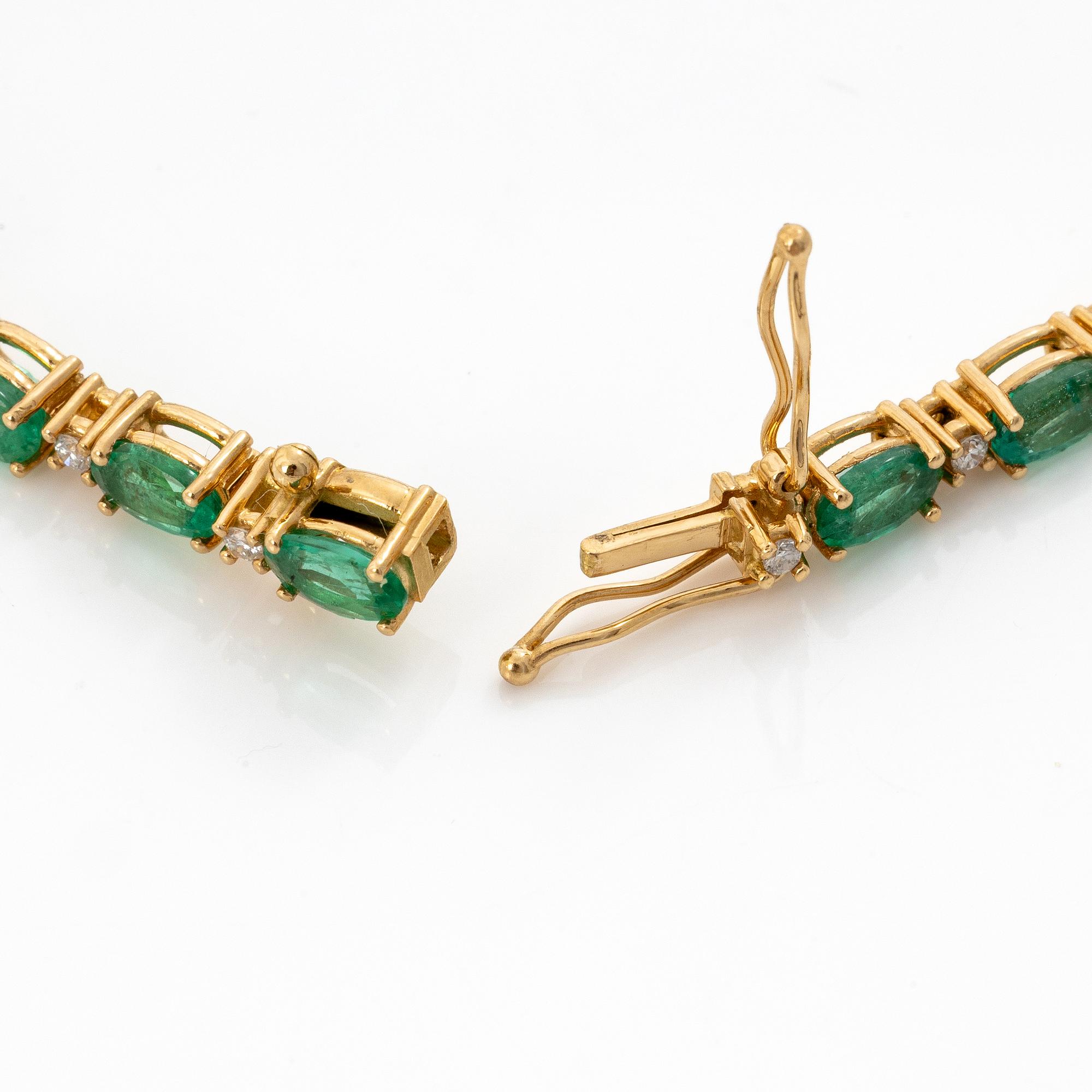 Bracelet 18K gold with emeralds and brilliant-cut diamonds.