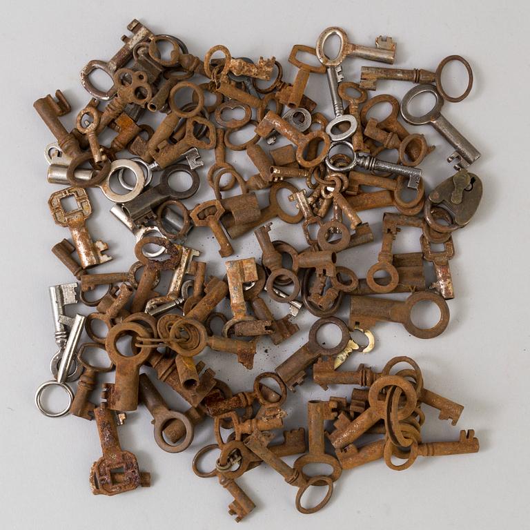 A COLLECTION OF CA 100 CAST IRON MINIATURE KEYS, 19th/20th century.