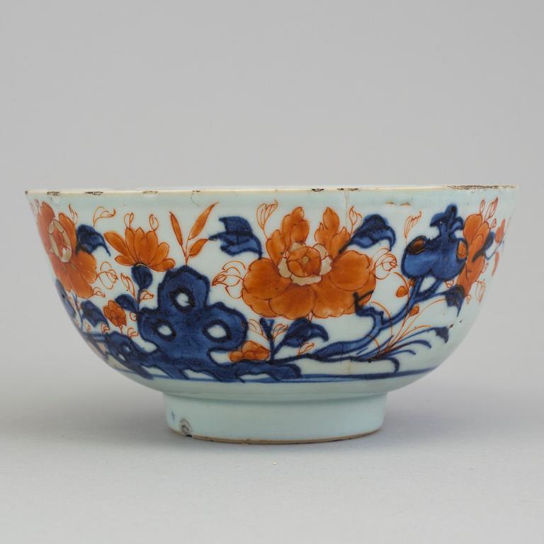 A chinese imari porcelain bowl, Qing dynasty, early 18th century.