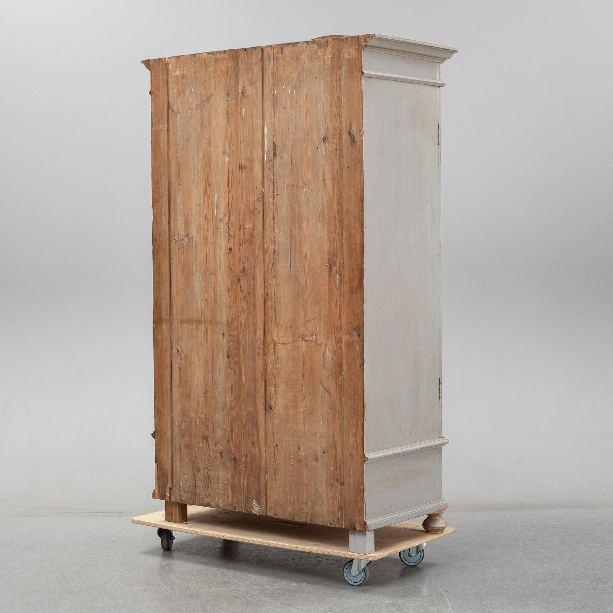 A cabinet from around 1900.