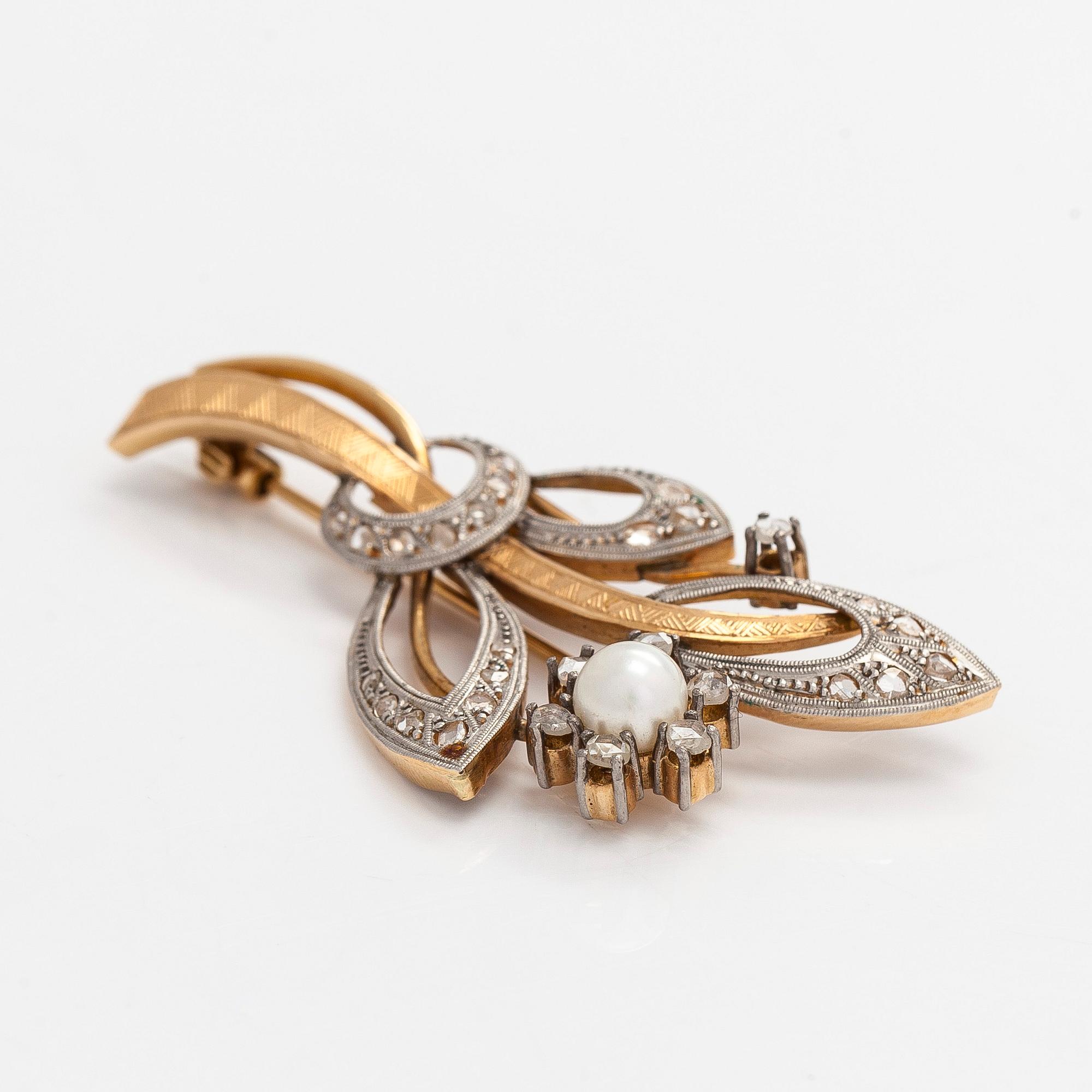 Brosch, 14K guld, rosenslipade diamanter och odlad pärla.