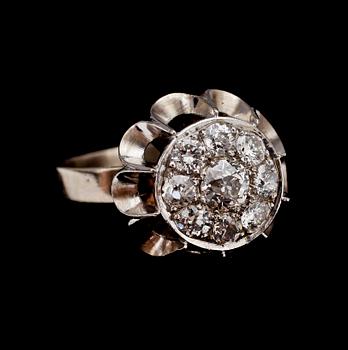 RING, 18k vitguld med gammal- o briljantslipade diamanter en ca0,20ct samt 8 tot ca0,40ct. OPH, Norrtälje,1987.Vikt5,5g.