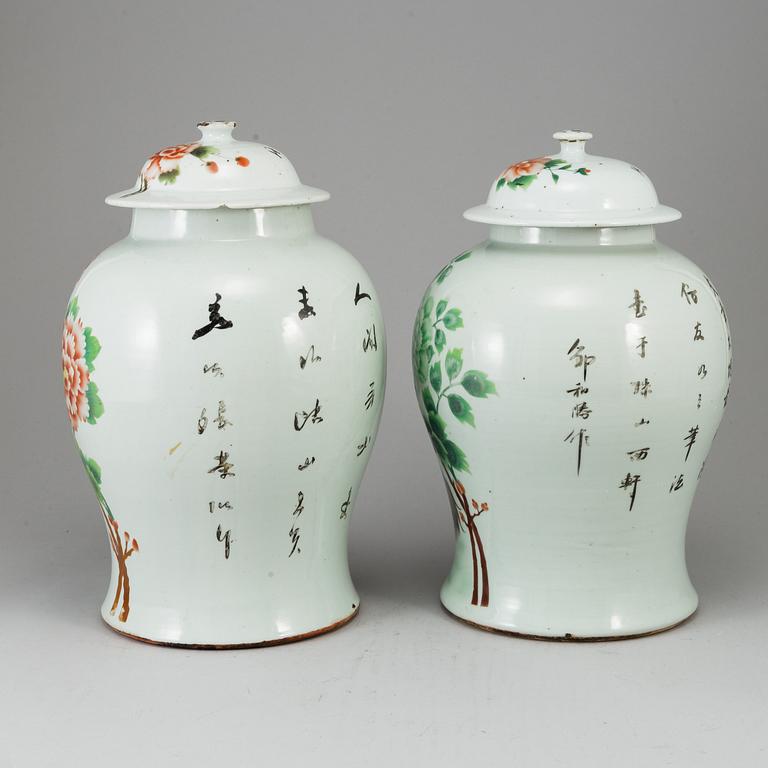 A pair of Chinese famille rose vases with covers, 20th century.