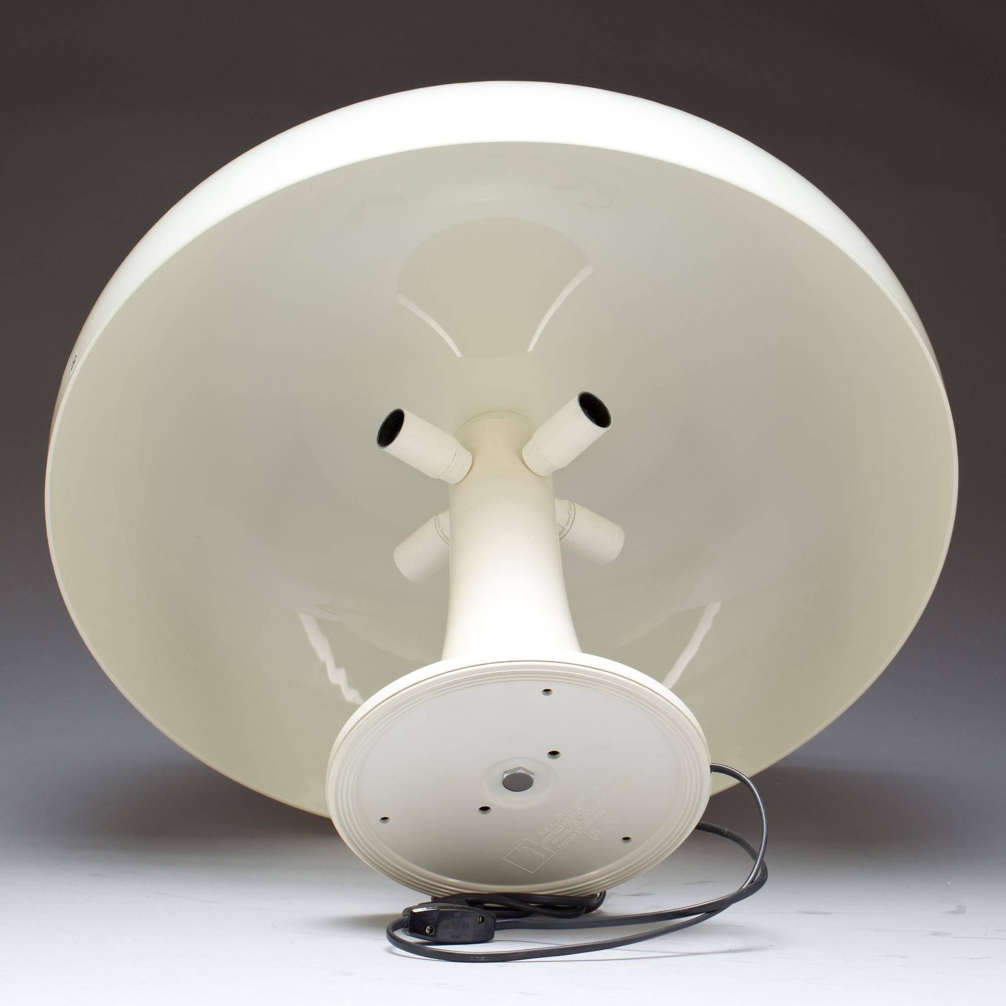 BORDSLAMPA, "Nesso" och PARAPLYSTÄLL, "Dedalo", Artemide, Italien.