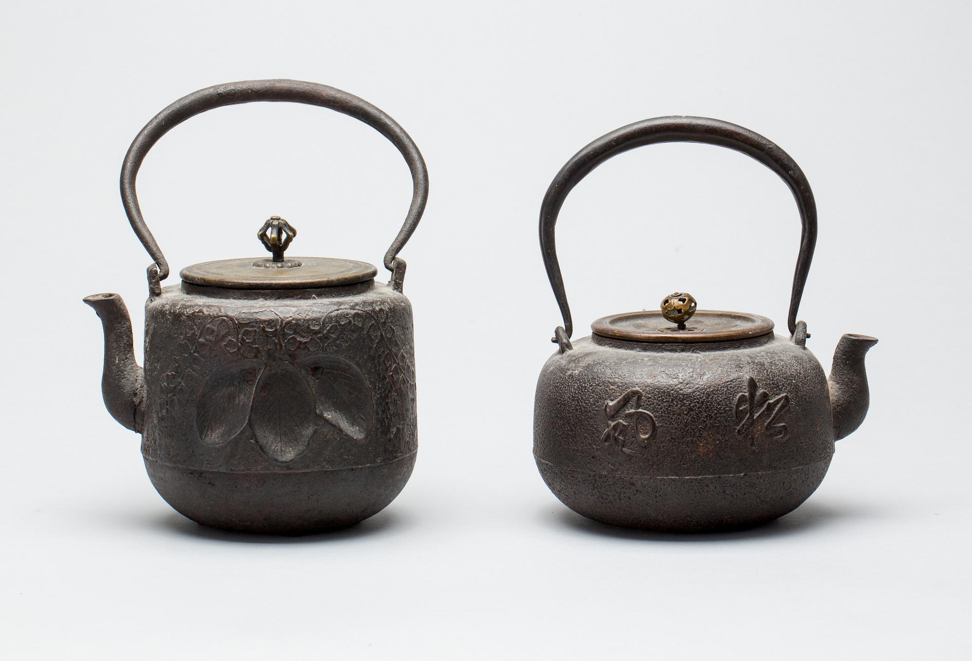 TEKANNOR, 2 st, gjutjärn, Japan, 1800-/1900-tal.