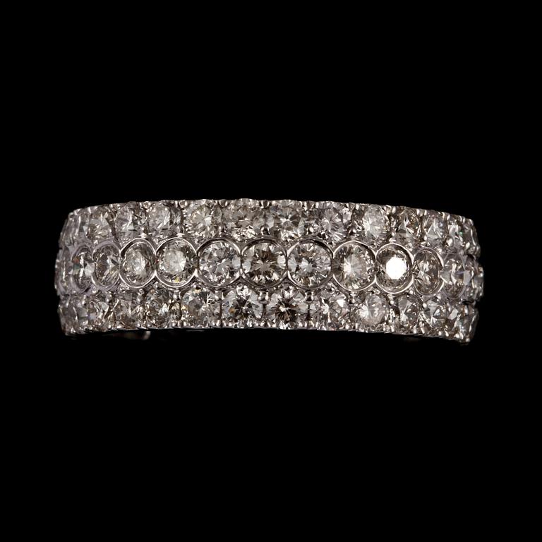 RING, 18k vitguld med 90 briljantslipade diamanter, totalt 3.26 ct. Vikt 4 g.
