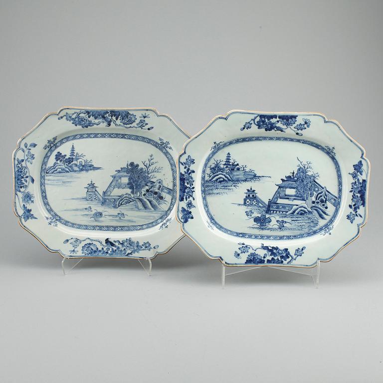 STEKFAT, ett par, porslin, Qingdynastin, Qianlong (1736-1795).