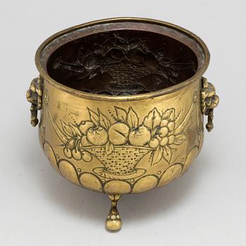 AN 18TH CENTURY BRASS FLOWER POT.