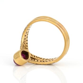 RING med droppformad, cabochonslipad rubin och diamanter.