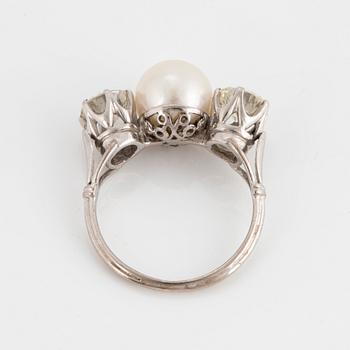 Ring 18K vitguld med en odlad pärla samt två runda briljantslipade diamanter.