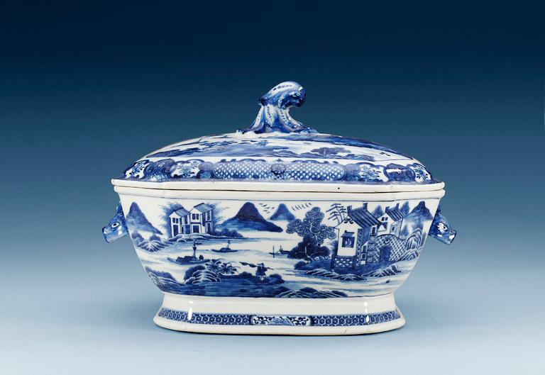 A blue and white tureen with cover, Qing dynasty, Qianlong (1736-95).