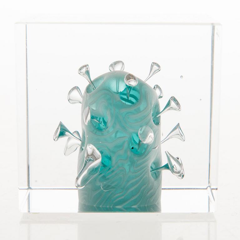 OIVA TOIKKA, AN ANNUAL CUBE, glass, signed Oiva Toikka Nuutajärvi marked 117.