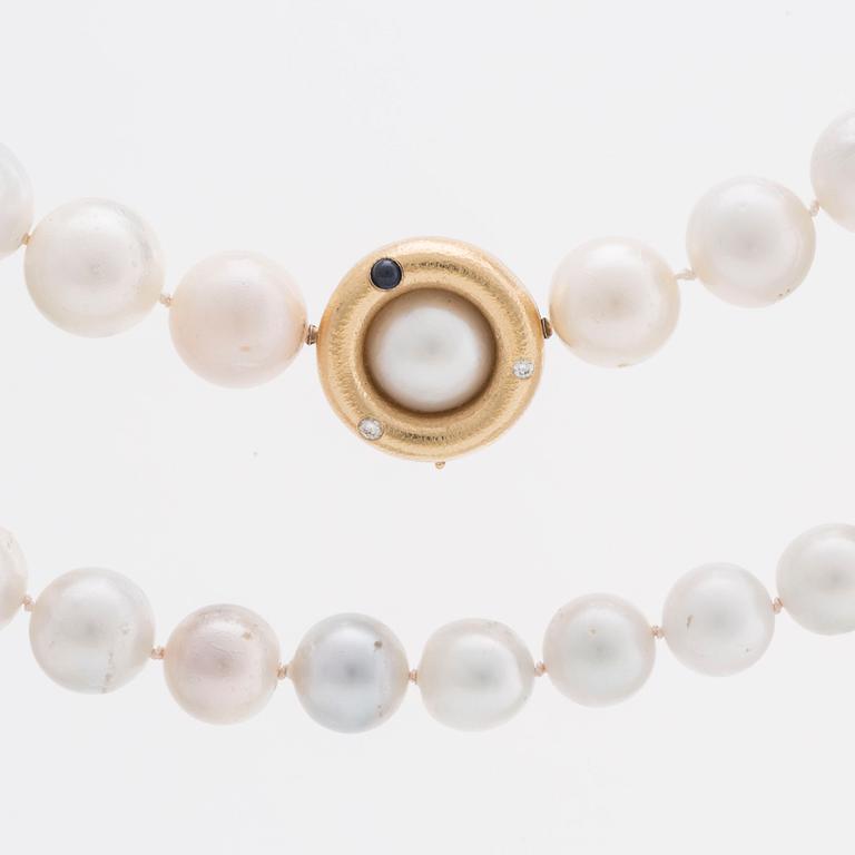 LYNNGGARD SOUTH SEA cultured pearl necklace, clasp 18K gold w 2 brilliant-cut diamonds approx 0,20 ct in total.