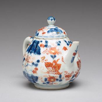 An imari tea pot with cover, Qing dynasty, 18th Century.