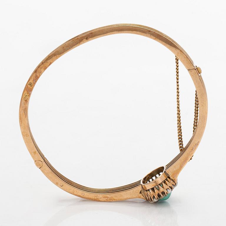 Armring, 14K (56) guld med cabochonslipad turkos och pärlor, Moskva, sent 1800-tal.
