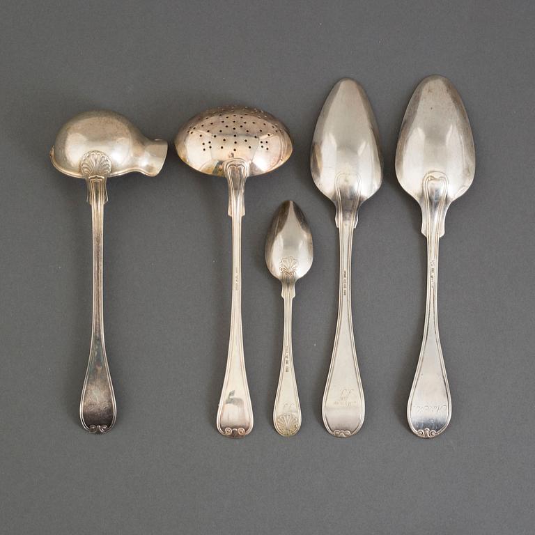 SERVISDELAR, 24 delar, "Gamal fransk", silver, olika mästare, Sverige, 1900-talets andra hälft. Totalvikt 928 gram.