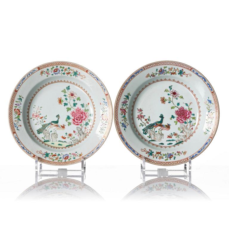 A Qianlong blue and white charger and a pair of famille rose dishes.