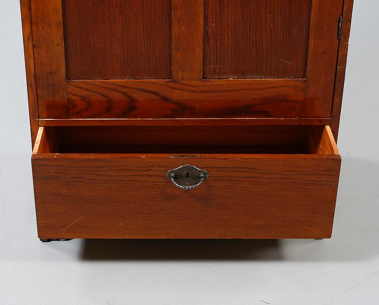 KLÄDSKÅP, 1900-talets första hälft.