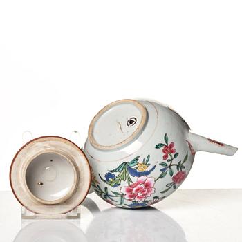 Tekanna med kopp och fat, porslin. Qingdynastin, 1700-tal.