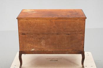 BYRÅ, art deco, 1900-talets första hälft. Säljes till förmån för "Läkare utan gränser".