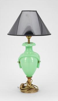 BORDSLAMPA, opalinglas, 1800-talets senare hälft.