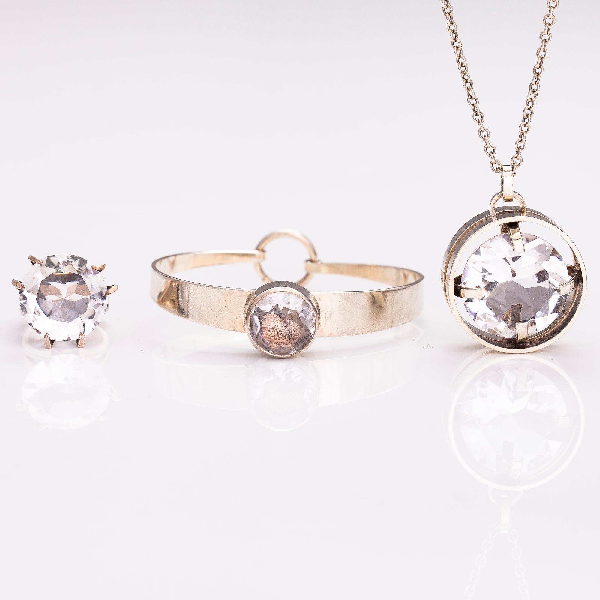 ERIK GRANIT, SORMUS, KAULAKORU ja RANNEKORU, hopeaa ja vuorikidettä. Helsinki 1962-81.