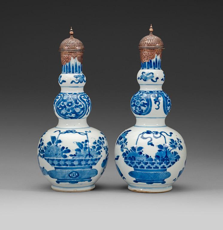 A matched pair blue and white flasks, Qing dynasty, Kangxi (1662-1722).