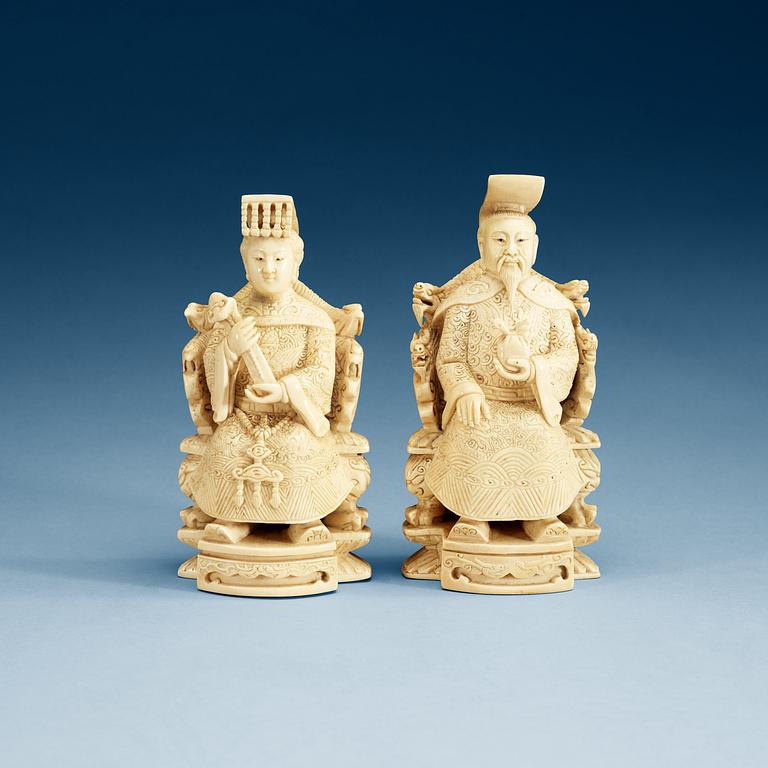 A pair of carved ivory figures, late Qing dynasty.