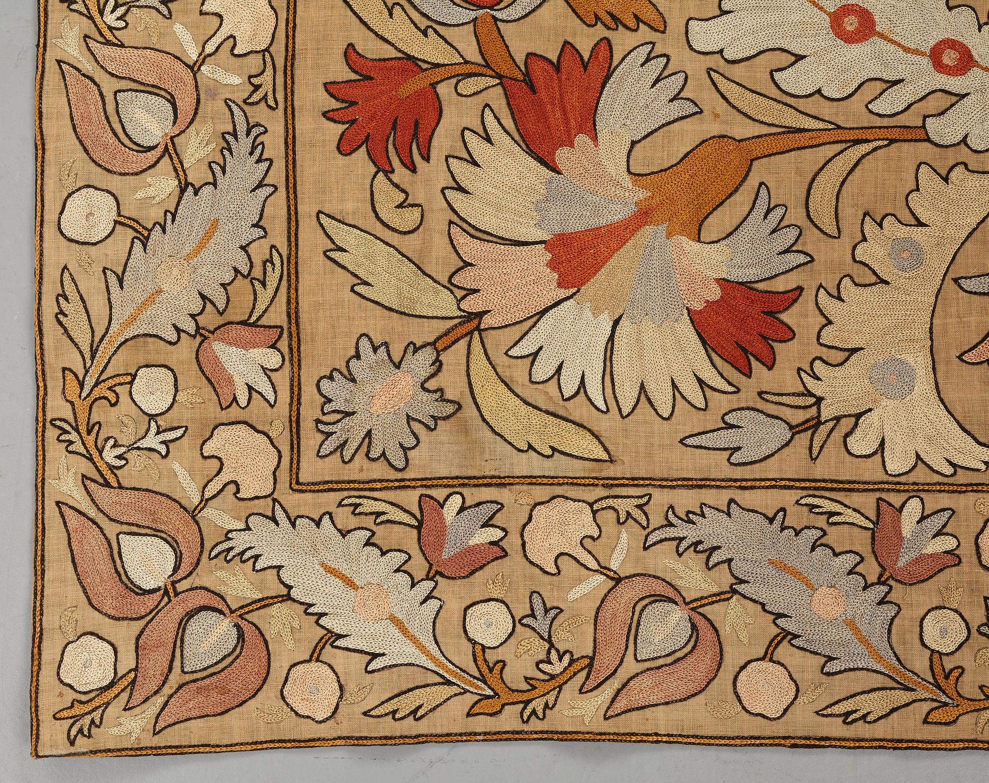 Broderi, sannolikt antik Uzbekistan suzani, ca 226,5-230,5 x 180-182 cm.