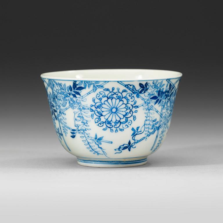 A blue and white cup, Qing dynasty Kangxi (1662-1722).