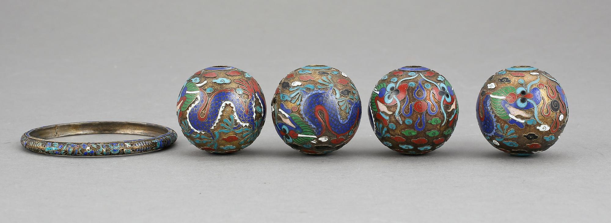 BOLLAR, fyra stycken samt ARMBAND, cloisonné. Sen Qing dynasti, sekelskfite 1900.