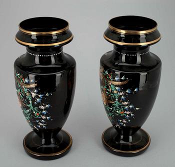 URNOR, ett par, glas och emalj, England, 1900-tal.