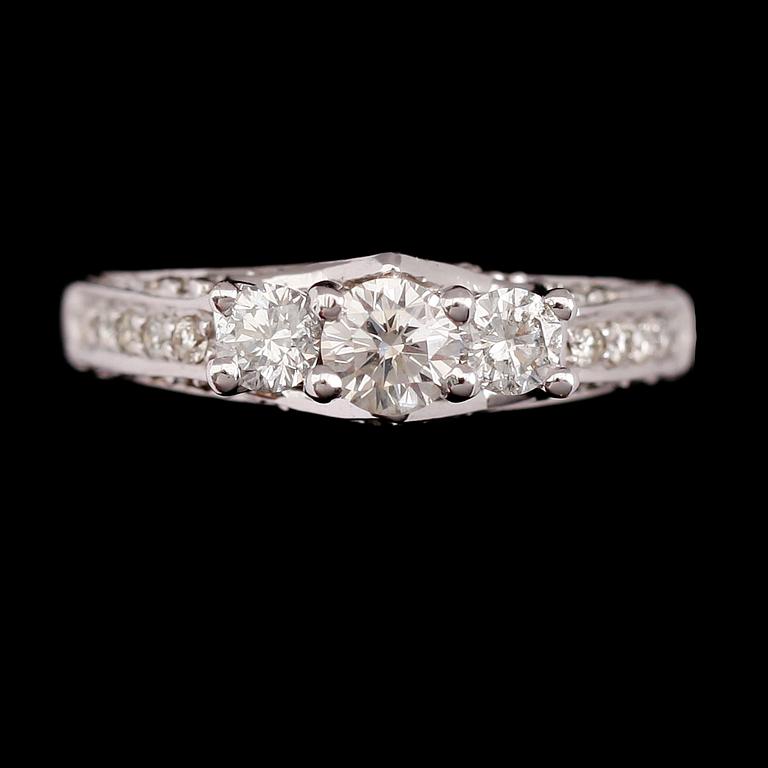 RING, 14 k vitguld, briljantslipade diamanter tot 0.96 ct.