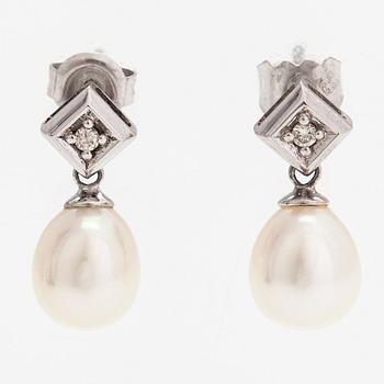 A pair of 14K white gold earrings with diamonds ca. 0.03 ct in total and cultured pearls.