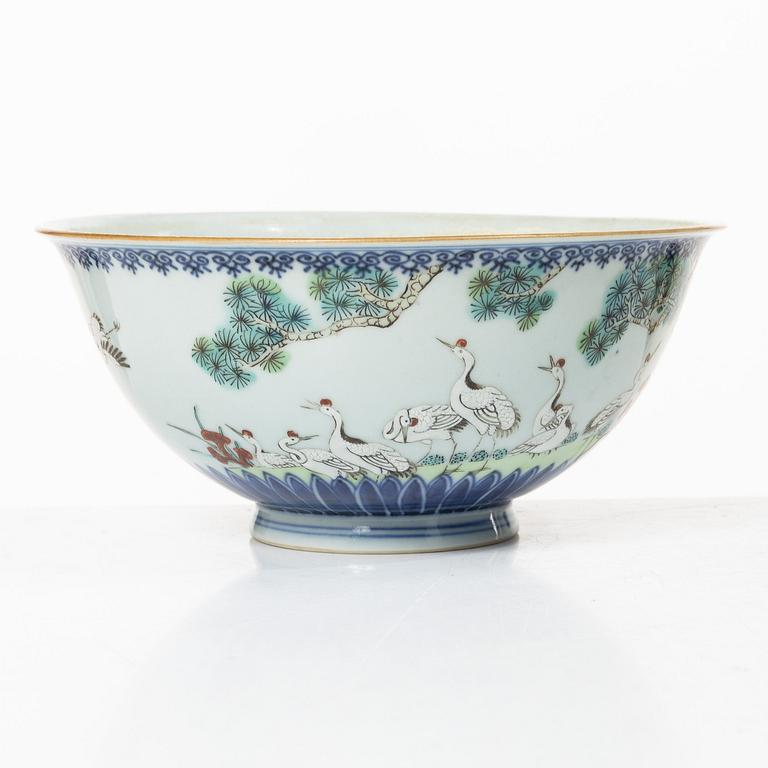 An enamelled 'cranes' bowl, Qing dynasty, with Qianlong seal mark.
