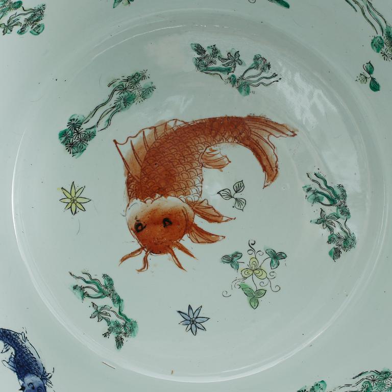FISKBASSÄNG, porslin, märkt 1879.