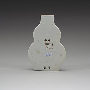 VÄGGVAS, porslin. Sen Qingdynasti, 1800-tal.