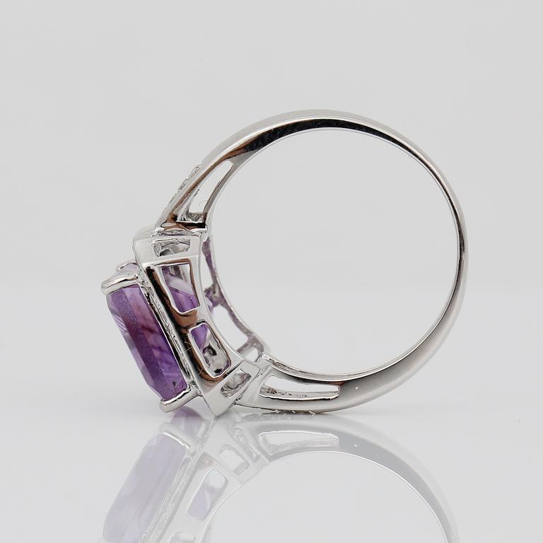 RING, 14K, vitguld med smaragdslipad ametist, ca 5,19 ct, och små åttkantslipade diamanter 0,26 ct. Vikt ca 5,22 g.
