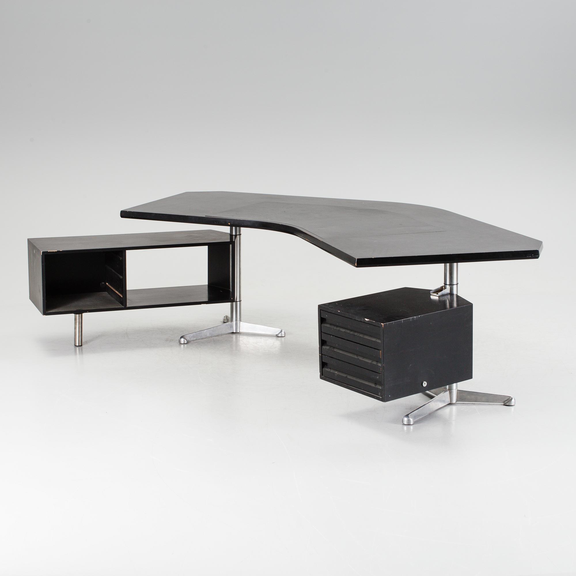 A "Teclino" desk by Osvaldo Borsani for Tecno, Italy.