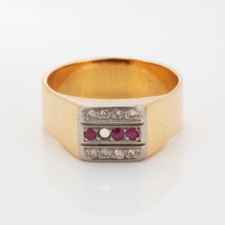 Ring, 18K guld med rubiner och små åttkantslipade diamanter.