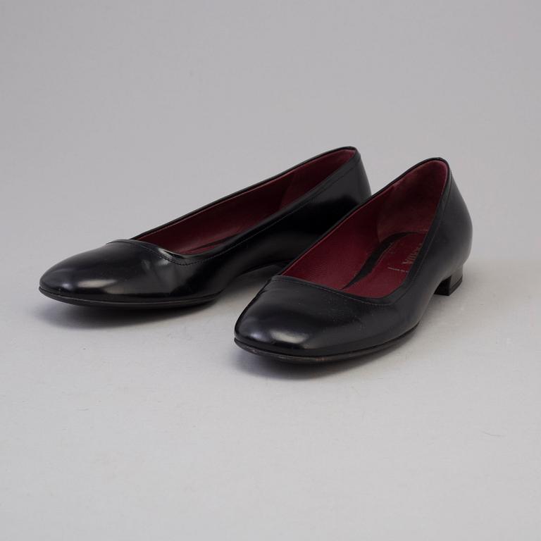 PRADA, a pair of patent leather ballerina pumps, size 37.