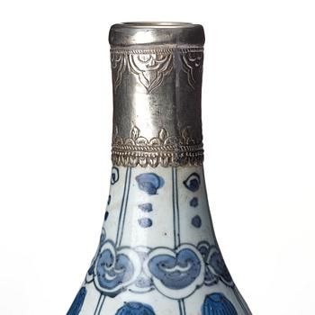 A blue and white kraak bottle, Ming dynasty, Wanli (1572-1620).