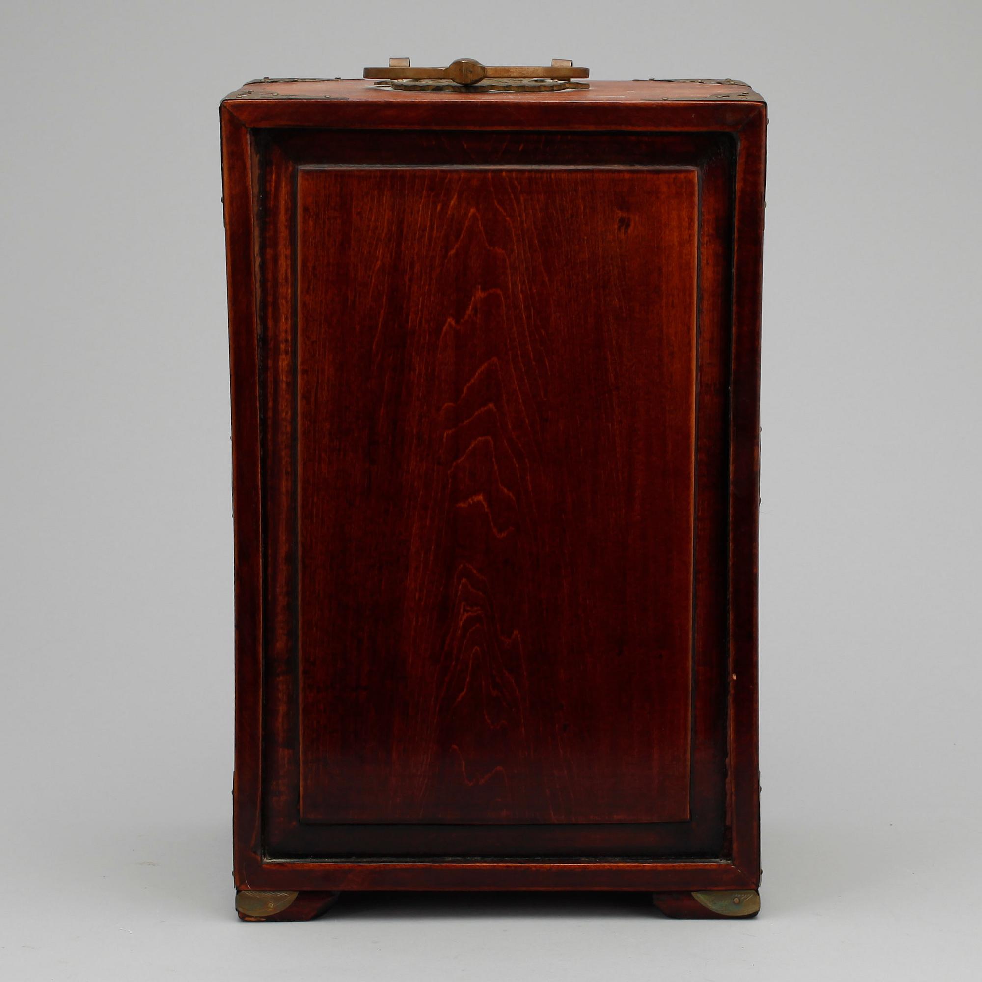 SMYCKESKRIN/MINIATYRSKÅP, trä, Kina, 1900-talets mitt/andra hälft.