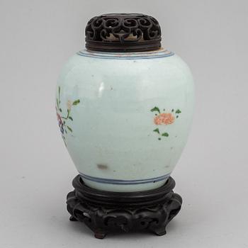 A famille rose tea caddy, Qing dynasty, Qianlong (1736-95).