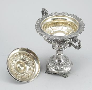 UPPSATSSKÅL med LOCK, silver, nyrokoko, Carl Nyström Stockholm 1843. Vikt ca 828g.