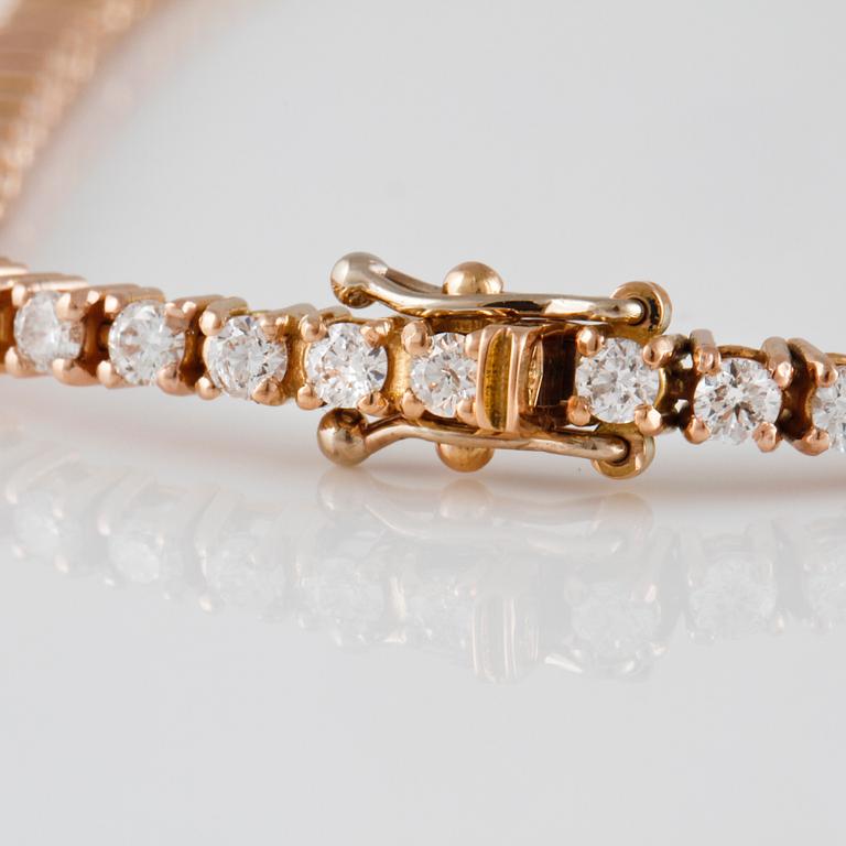 ARMBAND, 18K roséguld med briljantslipade diamanter ca 2.99 ct. Vikt 9,9 gram.