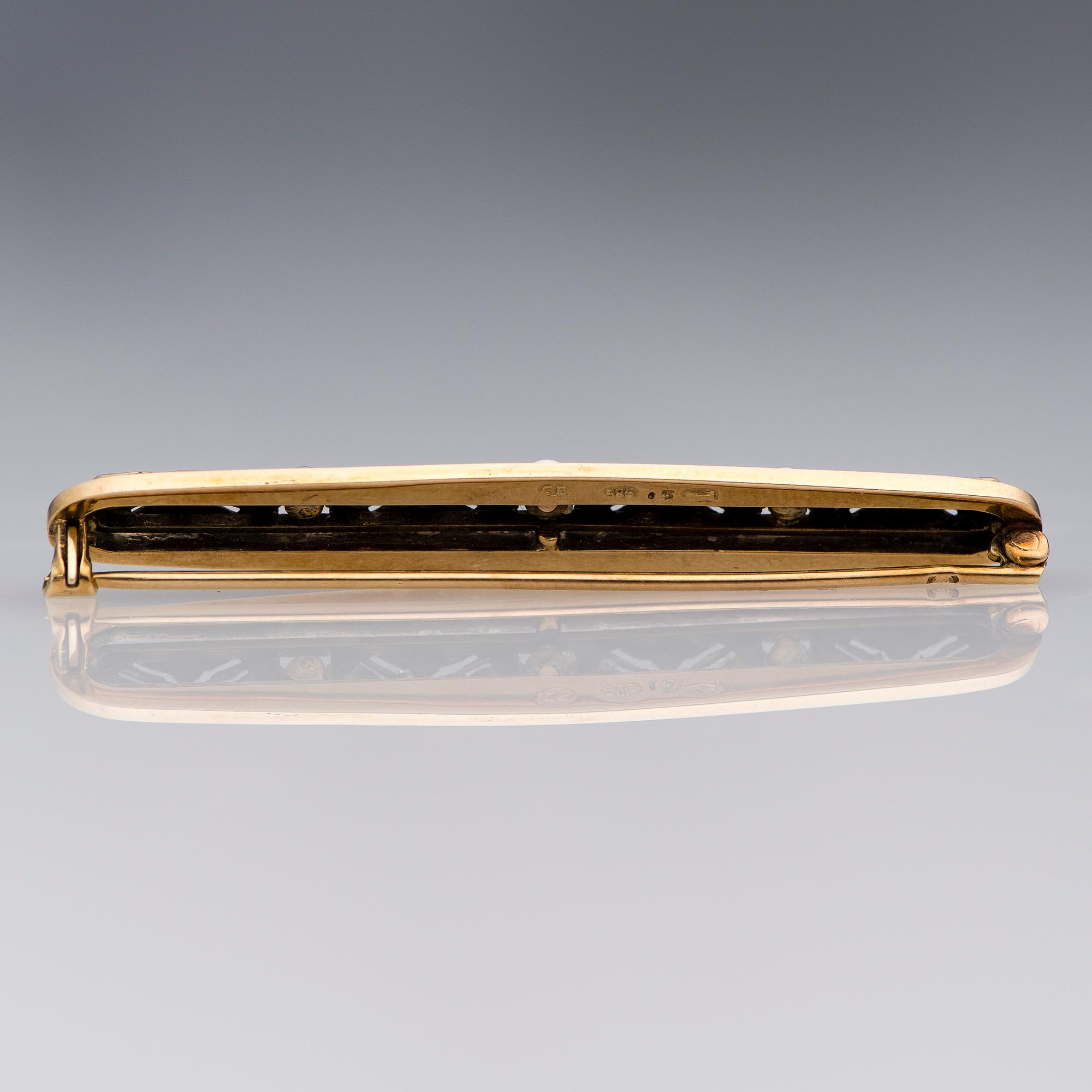 A BROOCH, 14K gold, pearls. Carl Ulrik Bergström, Helsinki 1920s.