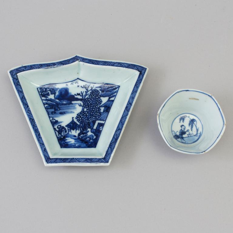 A blue and white cup and dish, Qing dynasty, Kangxi (1662-1722).