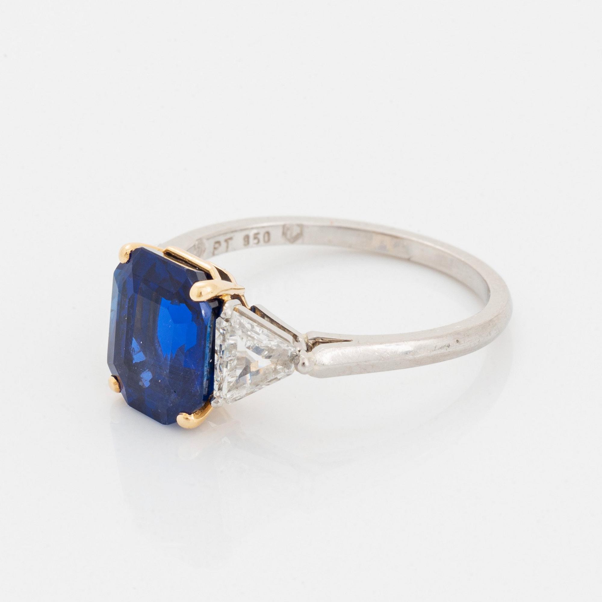 Ring platina och 18K guld med en fasettslipad safir vikt ca 3.40 ct.